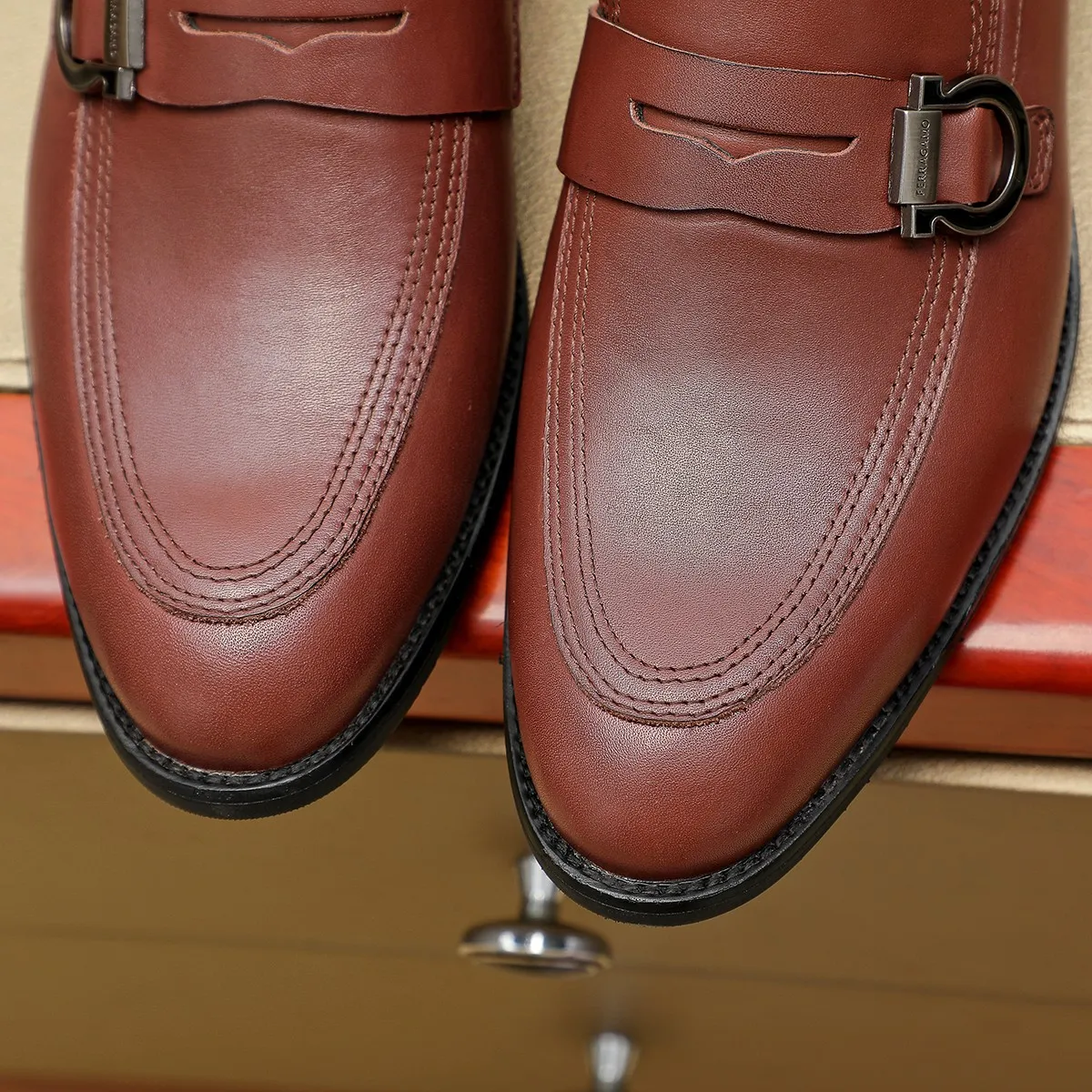Men's shoes 💰460 Ferragamo [Ferragamo] top imported suit men's shoes 💯Original copy of the official website, product materials: selected imported embossed calfskin + luxury hardware buckle accessories ~ imported water-dyed cow 🐂 leather lining. Strong three-dimensional visual effect, original combination outsole, multiple colors available😘 Size: 39-44 (38.45.46. Customized)